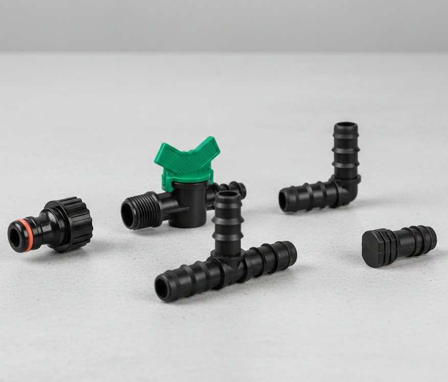 Zweetslangkoppelingen en bijbehorende accessoires voor het eenvoudig aansluiten, verlengen en afsluiten van druppelslangen.