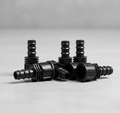 Afbeelding van diverse slangtules, waaronder messing, RVS, kunststof en PVC varianten, geschikt voor verschillende toepassingen.