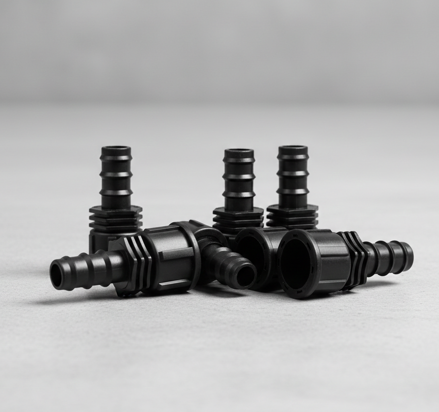 Afbeelding van diverse slangtules, waaronder messing, RVS, kunststof en PVC varianten, geschikt voor verschillende toepassingen.