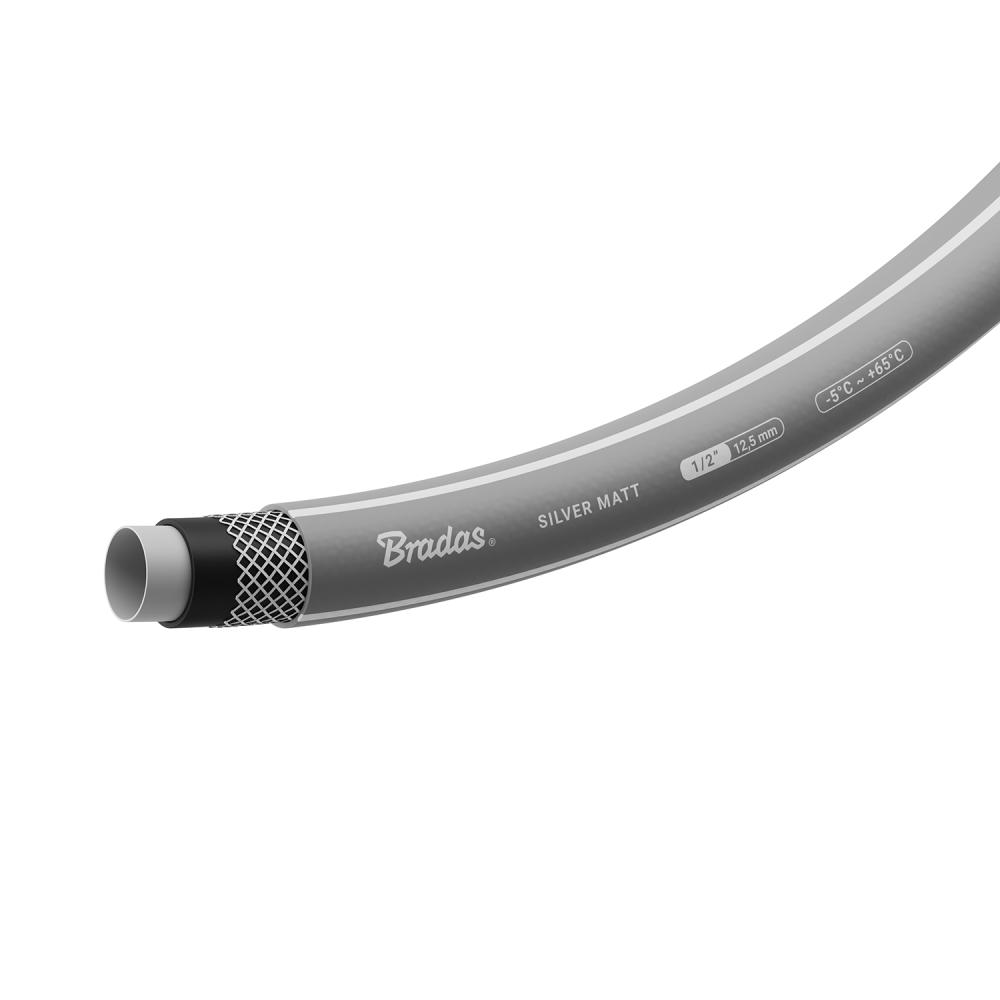 Gebruik van de Bradas SILVER MATT tuinslang in een groene tuinomgeving