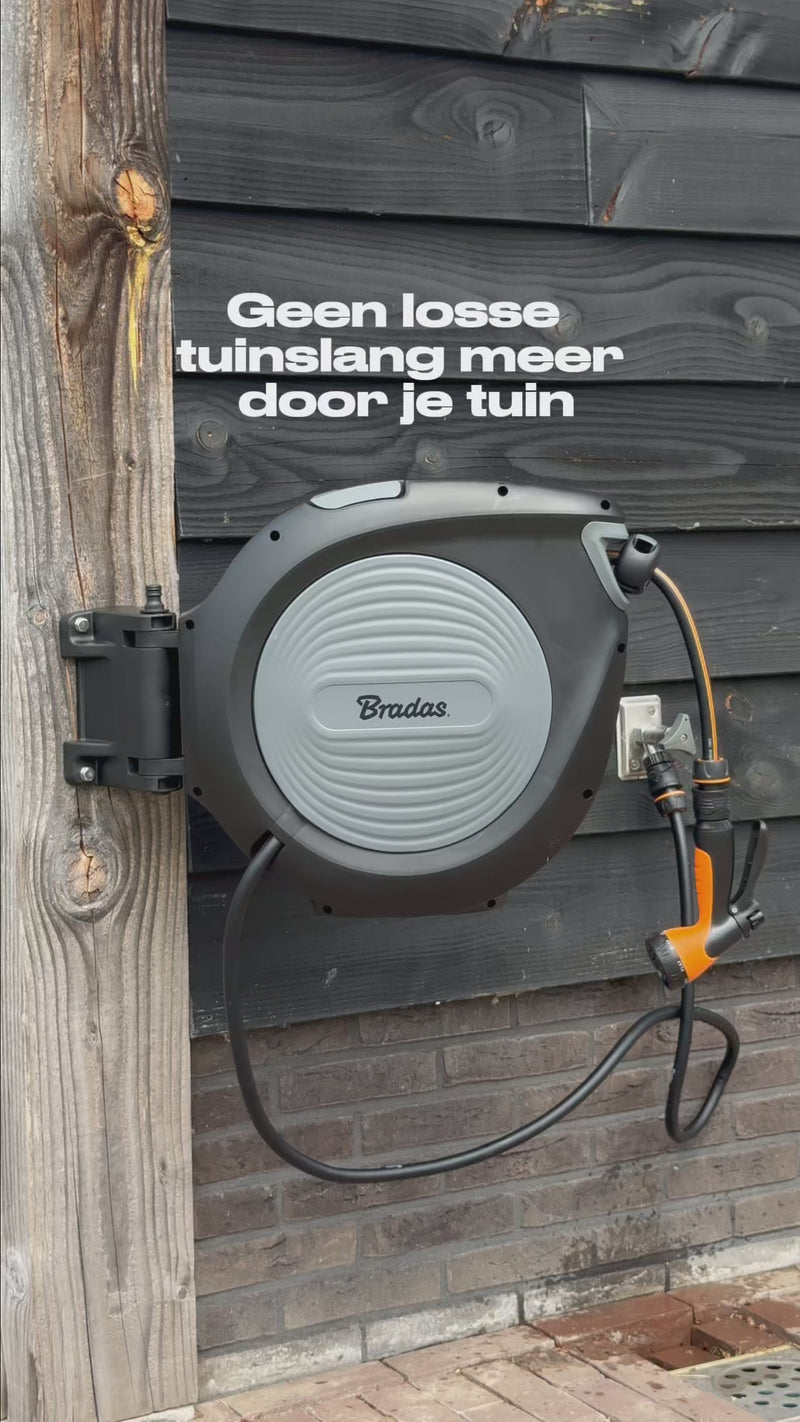 Uitlegvideo van de Bradas Black Line wandslangenbox 30 meter met automatisch oprolsysteem en sproeipistool, waarin de functies, montage en het gebruik worden uitgelegd.