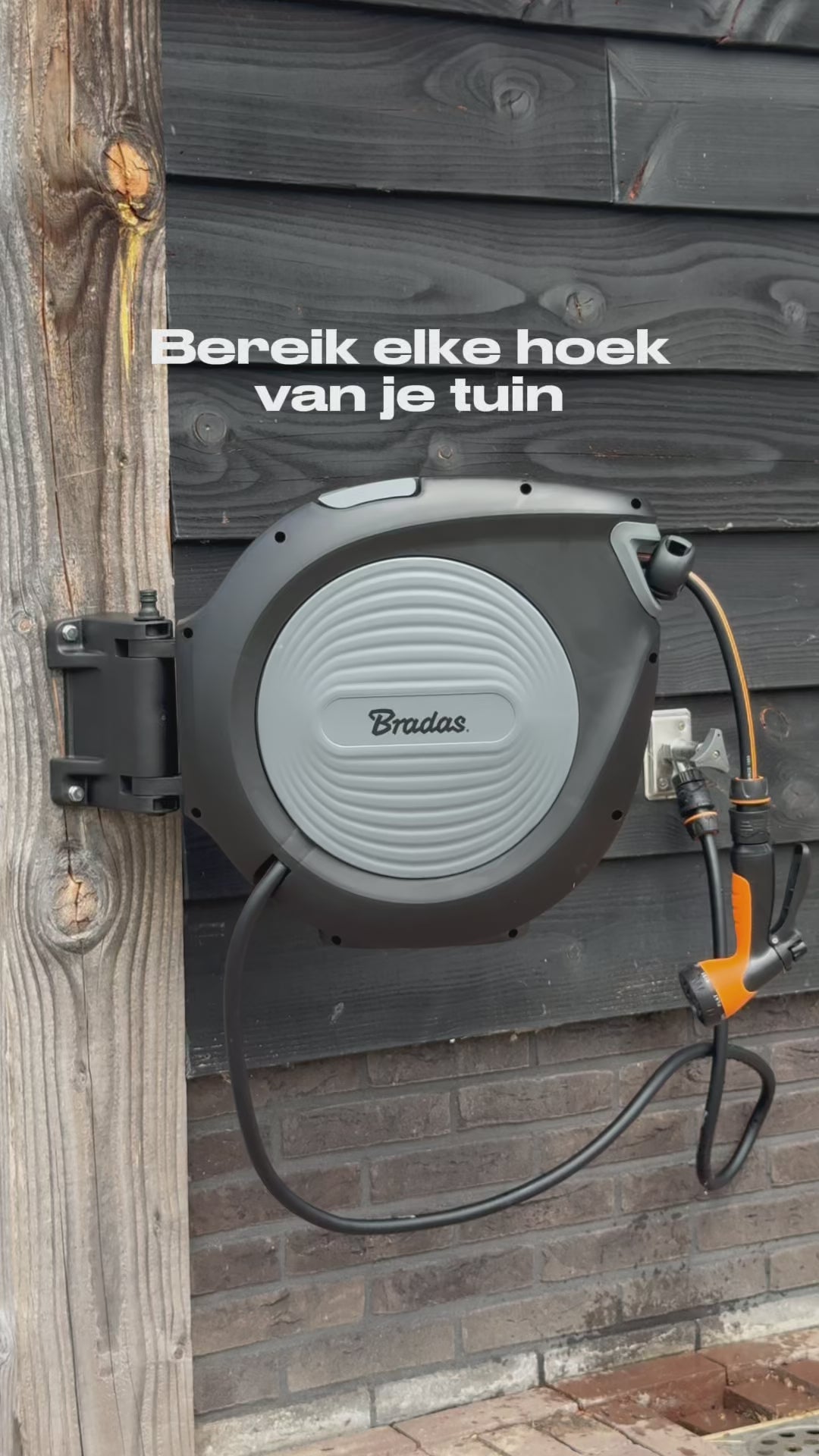 Video laden: Automatisch oprolbare Bradas Black Line wandslangenbox 20 meter inclusief multifunctioneel sproeipistool, gemonteerd aan de muur voor comfortabel gebruik in de tuin.