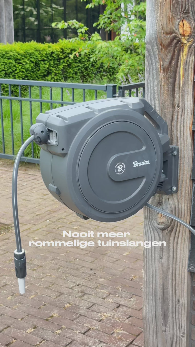 Uitlegvideo van de Bradas White Line wandslangenbox 30 meter met automatisch oprolsysteem en Slow-Rewind functie, waarin de montage, werking en het veilig en gecontroleerd oprollen van de slang worden uitgelegd.