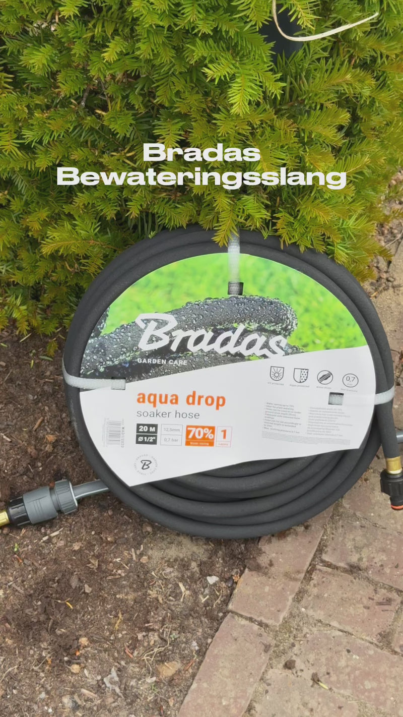 Bradas zweetslang in gebruik voor efficiënte en waterbesparende bewatering van planten, borders, hagen en moestuinen.