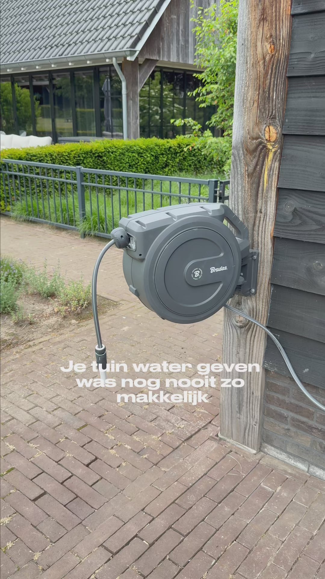 Video laden: Compacte Bradas White Line wandslangenbox met automatische slangoproller en 20 meter tuinslang, ideaal voor georganiseerd tuinonderhoud.