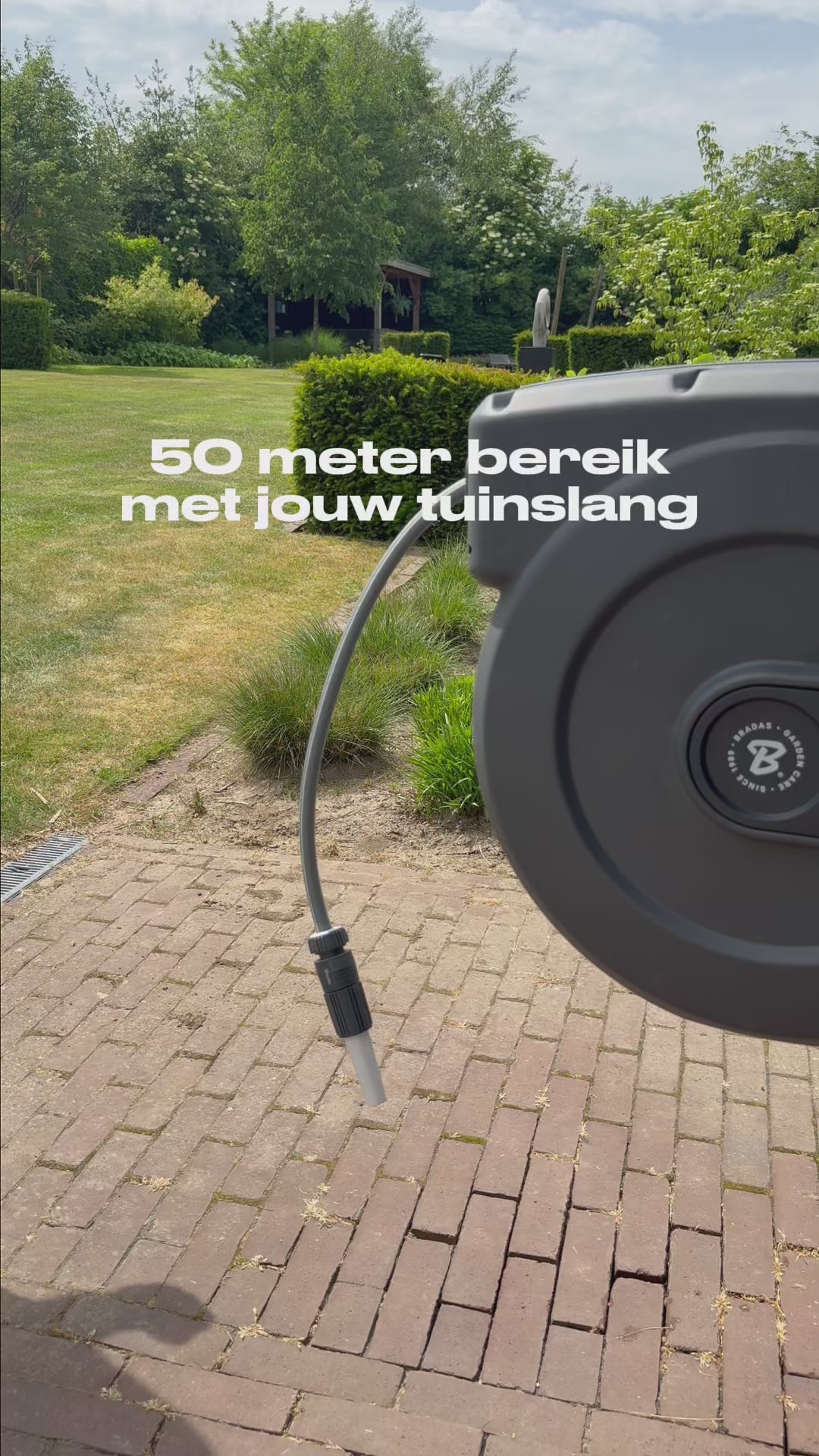 Video laden: Bradas White Line wandslangenbox met 50 meter tuinslang en automatisch oprolsysteem, ideaal voor het bewateren van grote tuinen en gazons.