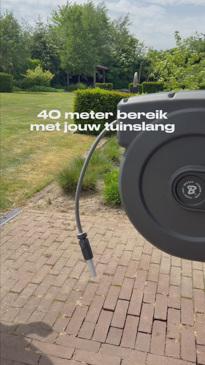 Bradas White Line wandslangenbox met 40 meter tuinslang, automatisch oprolsysteem en complete accessoireset voor comfortabel en efficiënt tuinbewateren.